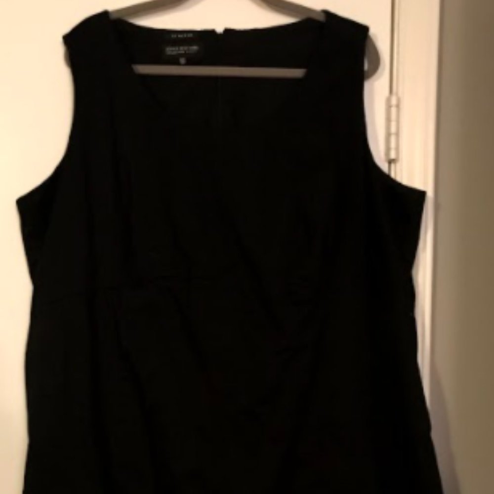 Black sleeveless knee-length dress